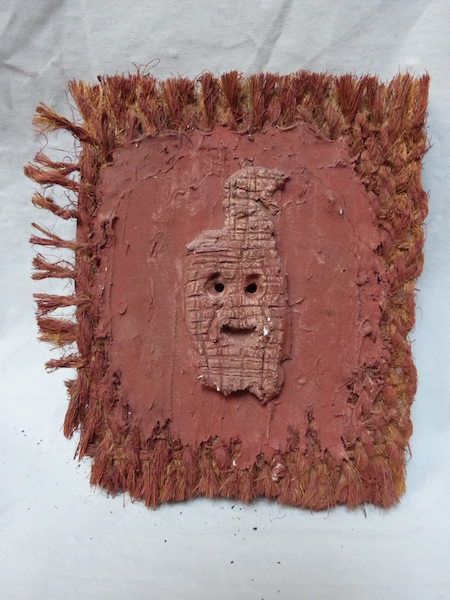Étude pour un masque de bouffon - bas-relief - ciment et fibre textile sur bois © Clément