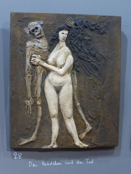 Das Mädchen und der Tod - bas-relief © Clément